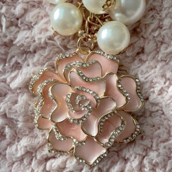 PINK HEAVY ALLOY CAMILLA FLOWER W/RHINESTONES AND PEARLS KEYCHAIN PUR… - Picture 2 of 4